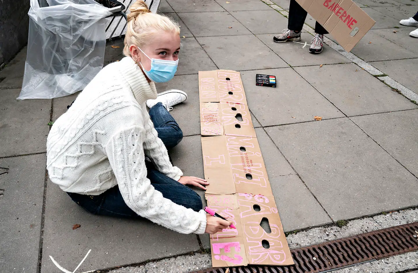 Sidste år demonstrede unge foran rådhuset i Aarhus mod forlængelsen af den virtuelle undervisning. Netop denne unge aldersgruppe er svære at lokke til vaccination. (Foto: Henning Bagger/Ritzau Scanpix)