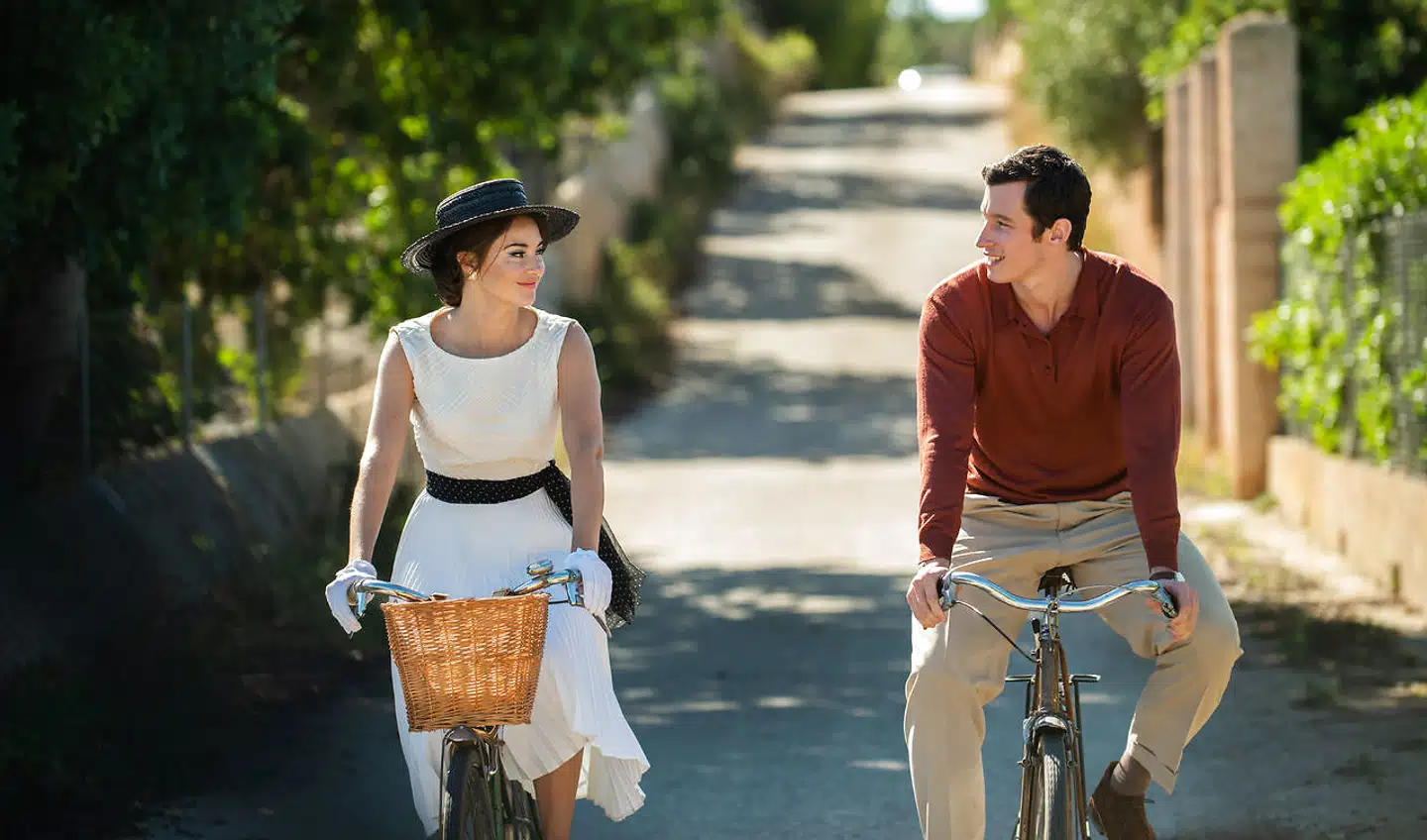 Der er fuld skrald på romancen mellem Jennifer (Shailene Woodley) og Anthony (Callum Turner), og den forbudte kærlighed bliver visualiseret med bævrende læber, hede kys og mange lange blikke.