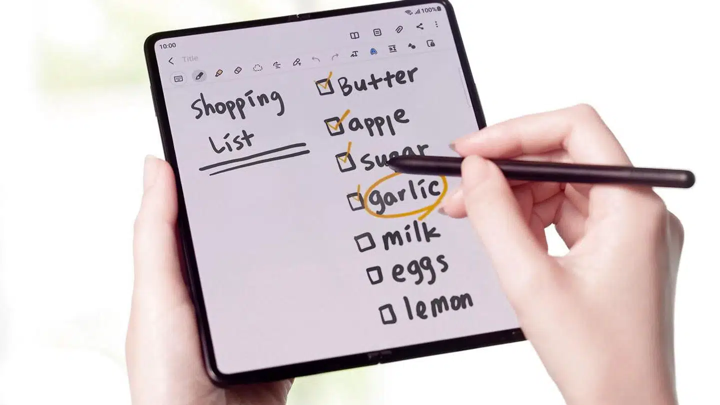 På den nye Galaxy Z Fold3-telefon, hvor skærmen kan foldes ud og blive stort set kvadratisk, kan man anvende Samsungs S-Pen til at skrive eller tegne.