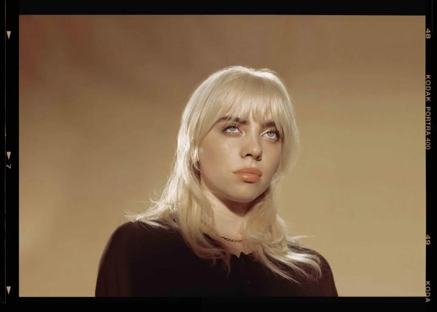 Billie Eilish er hjemmeskolet af sine musikglade forældre, der i dag er en essentiel og opofrende del af holdet bag hende, ligesom hendes bror Finneas er produceren bag begge hendes albums.