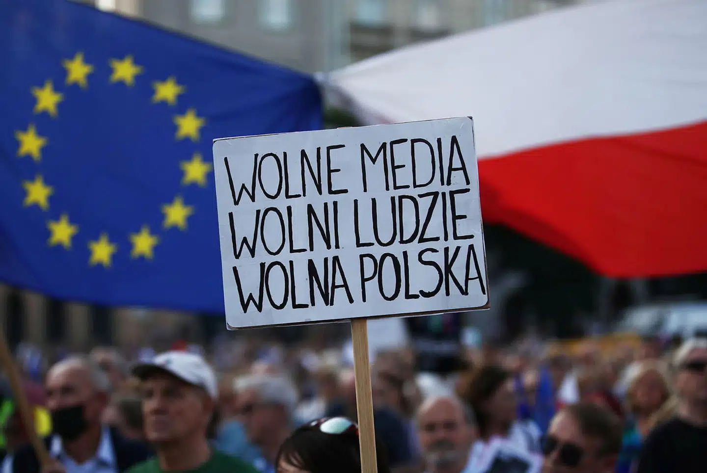 »Frie medier. Frie mennesker. Frit Polen« står der på skiltet. Tirsdag gik tusinder på gaden i de polske storbyer i protest mod en ny medielov, der kan lukke en populær regeringskritisk tv-kanal.