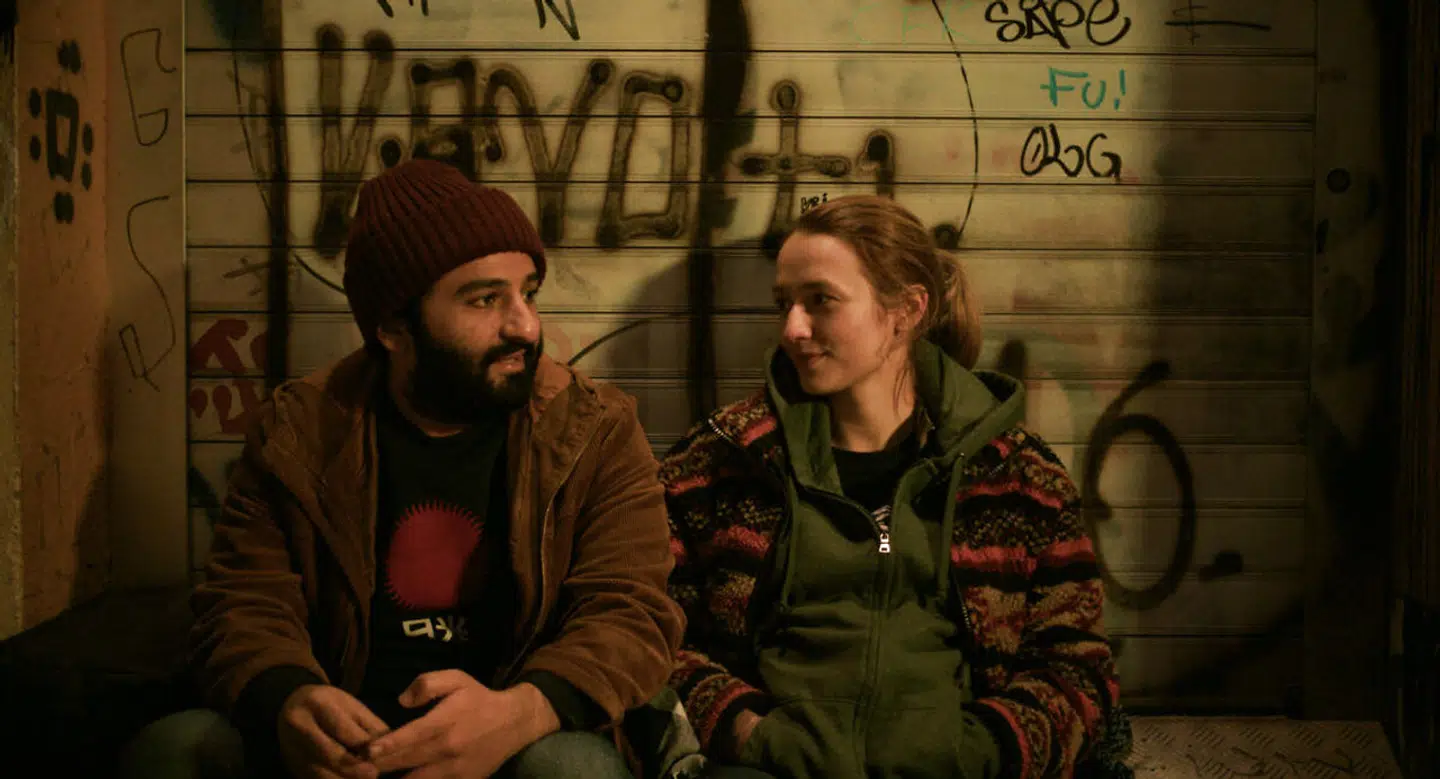 Det er sjældent, at jeg bliver ægte rørt over en film, især en ungdomsfilm. Men det er også sjældent, at ungdomsfilm på så forunderlig vis kombinerer et moderne filmsprog, et godt manus og et moralsk kompas med en god portion humor. Det kan være en kunst at grine af livet. Og lige præcis den kunst mestrer »Ninjababy« ret perfekt.