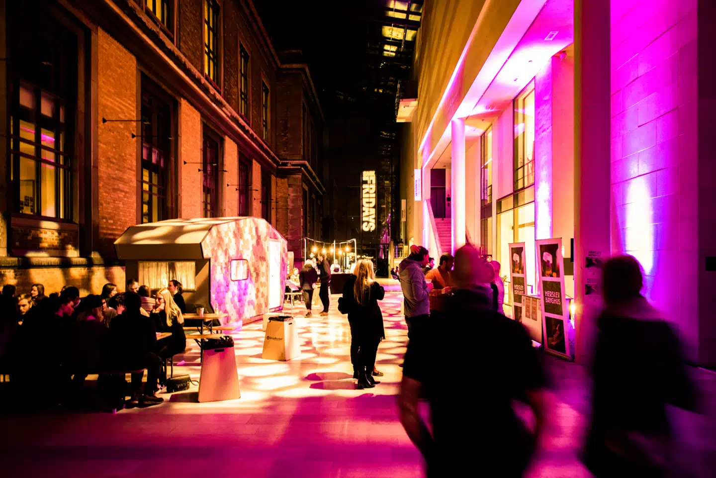 Statens Museum for Kunst har skiftende særudstillinger, men du bør også tage et kig på den permanente udstillinger, hvor du vil blive fængslet af et værk eller to.