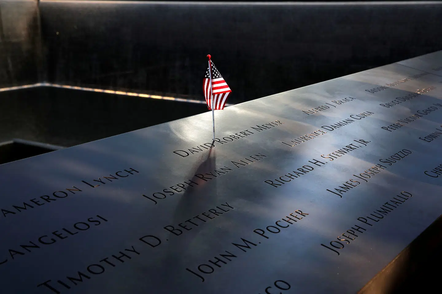 Hvor et af tvillingetårnene engang stod, er der i dag et mindesmærke for de mange ofre for angrebet.