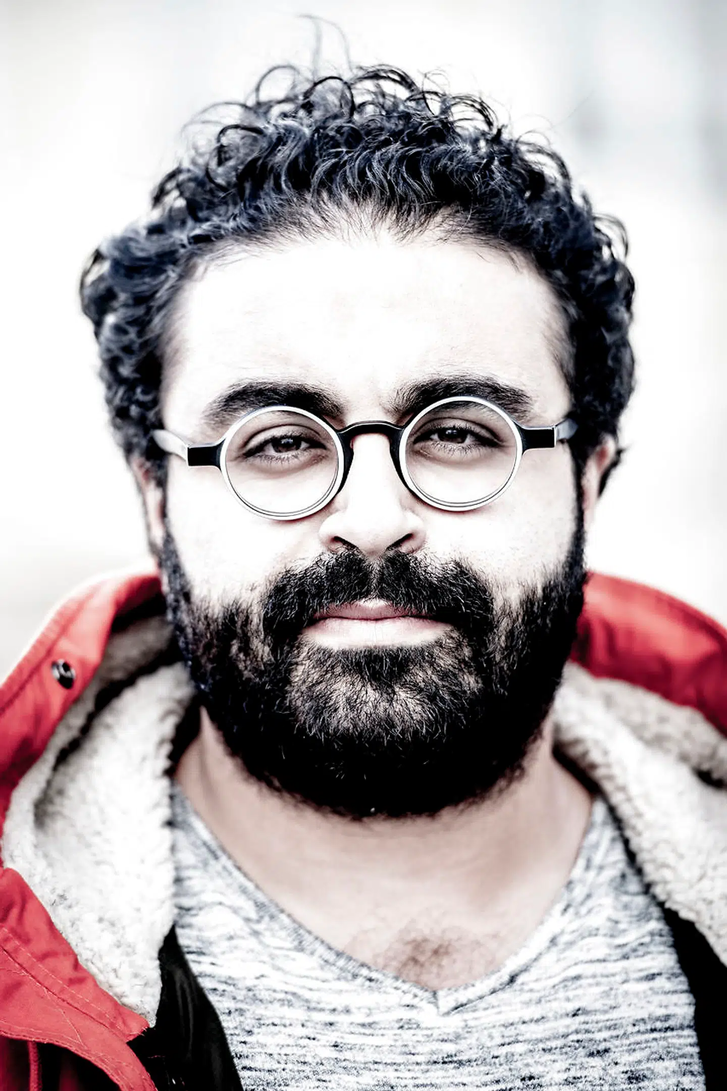 Ahmad Mahmoud udgav i 2015 bogen »Sort land: Fortællinger fra ghettoen«, der gav et kig ind i et parallelsamfund i Danmark med egne regler. Tirsdag havde han et indlæg i Jyllands-Posten, hvor han udtrykker sympati for boligselskabet fsb's ønske om at smide flere familier ud af deres boliger.