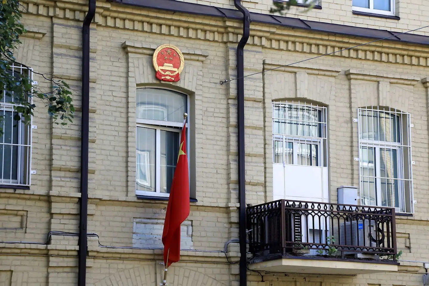 Det nationale flag hænger ved den kinesiske ambassade i Vilnius.