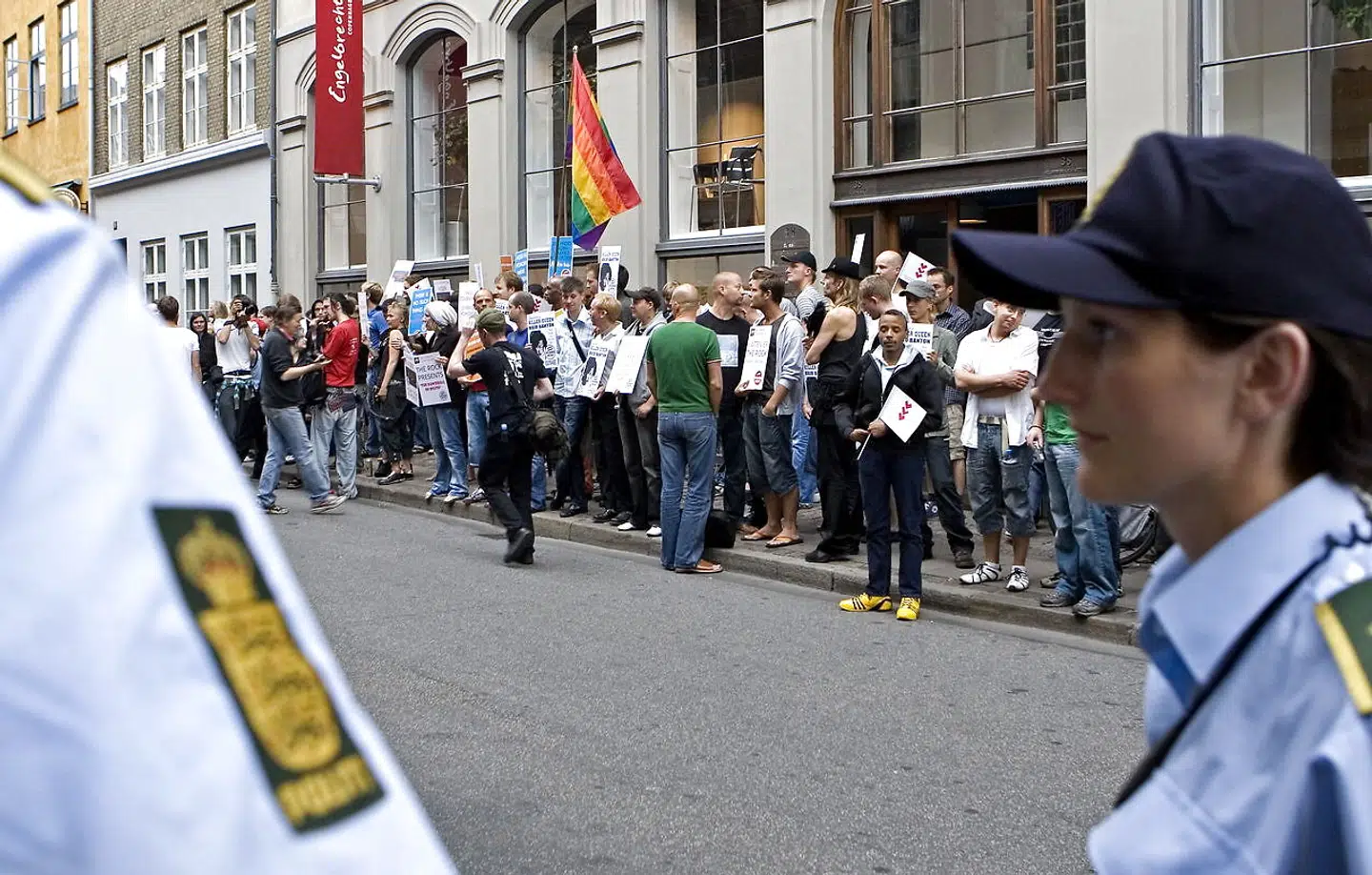 Landsforeningen for Bøsser og Lesbiske demonstrerede mod reggaesangeren Buju Banton foran The Rock i Skindergade i København tirsdag den 11. juli 2006. Den jamaicanske reggaesanger optrådte med tekster, som ifølge kritikere opfordrede til vold mod og mord på homoseksuelle.