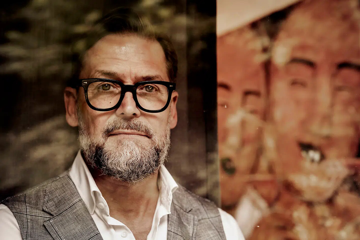 Som barn måtte Søren Flemming Larsen samle sin mor op i gården og gaden, når hun havde drukket sig fuld. Når han gik på gaden, råbte købmanden efter ham, fordi hans mor skyldte penge. Alligevel har han formået at skabe et makant andet liv for sig selv og sin familie.