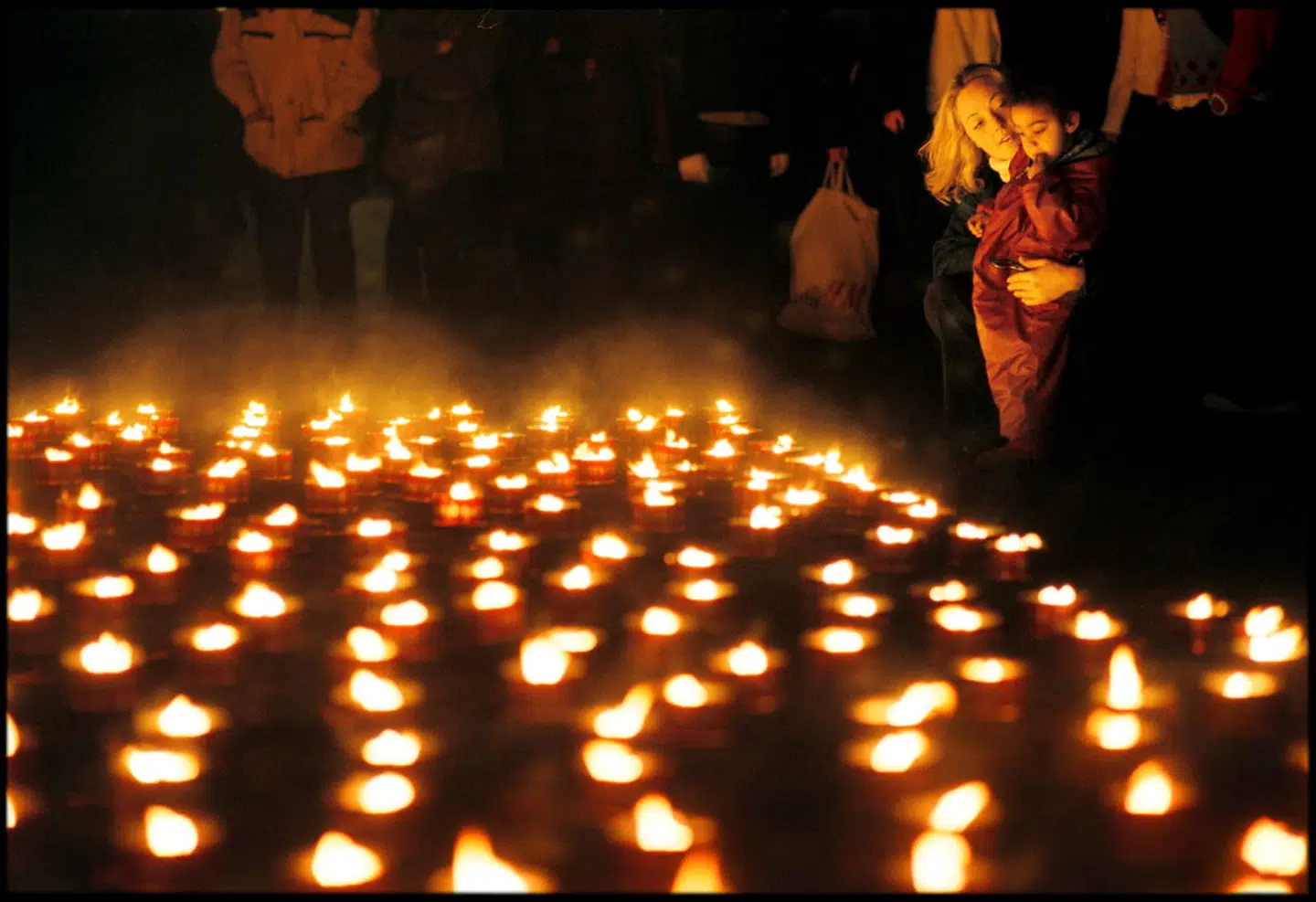 Medlemmer af Positivgruppen, der bestod af hiv-smittede homoseksuelle, tændte i 2000 1.800 lys på Nytorv i København for at sende de lige så mange danske aids-ofre en tanke midt i juletravlheden på den internationale aids-dag.