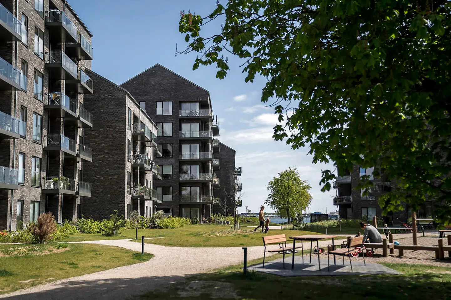 »Med det stigende befolkningstal i den i forvejen store kommune er det helt uundgåeligt, at afstanden mellem beslutningstagere og københavnere med tiden vokser sig (endnu) større,« skriver Anni Matthiesen. På billedet ses kvarteret omkring Scherfigsvej mellem Østerbro og Hellerup.