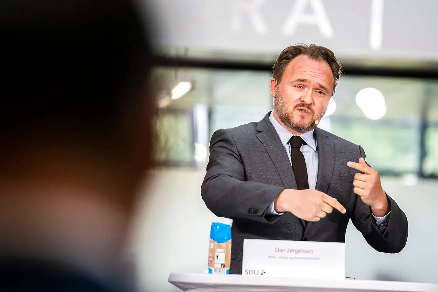 Klima-, energi- og forsyningsminister Dan Jørgensen (S) deltager i et pressemøde i anledning af at FN's klimapanel, IPCC, offentliggør sin 6. klimarapport på Syddansk Universitet i Odense. Han kan samtidig glæde sig over, at 69 procent af danskerne fortsat bakker op om Danmarks ambitiøse klimapolitik (Foto: Ida Marie Odgaard/Ritzau Scanpix)
