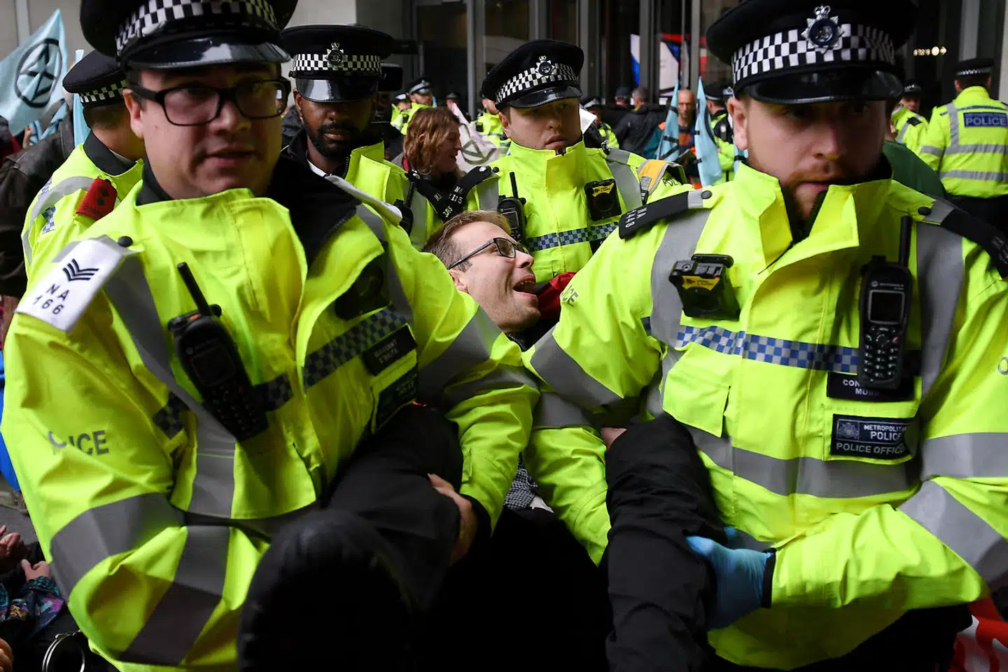 Det er langt fra første gang, demonstranter møder op foran BBC. I 2019 var det klimagruppen Extinction Rebellion, der demonstrerede foran BBC. Modsat vaccinemodstanderne var de mødt op foran BBCs faktiske hovedkvarter.