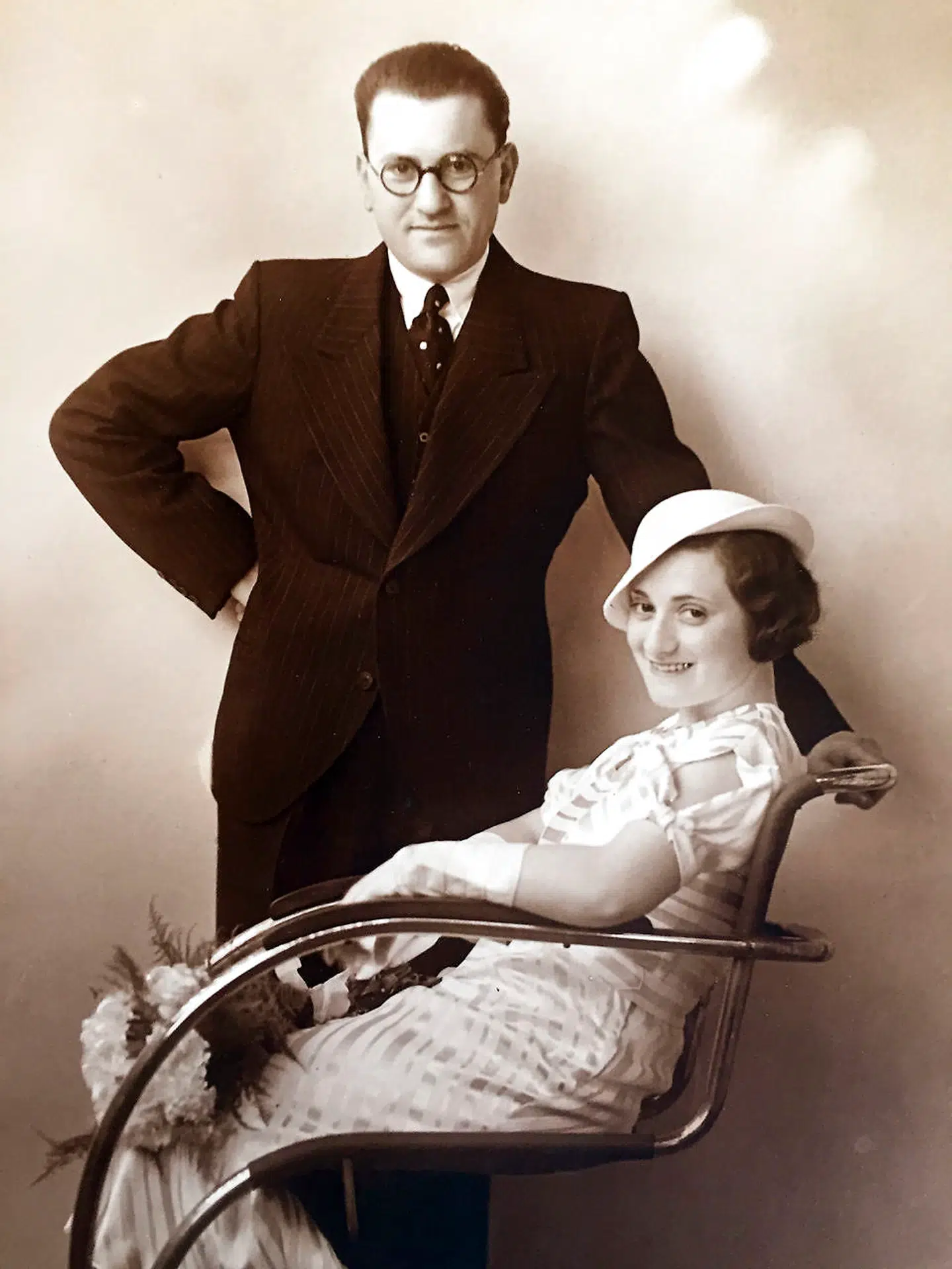 Jacob Thalmay var gift med Johanne Bornstein. Her ses de i et lykkeligt øjeblik i 1930erne. Thalamy var jødisk frihedskæmper. Han blev angivet af Gudmundur Kamban og døde under en dødsmarch fra en kz-lejr.