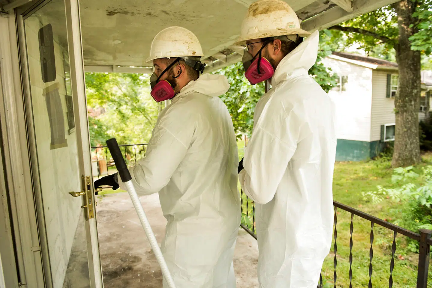 Her er konsekvensen af den amerikanske opioidepidemi: To af epidemiens skraldemænd, Tyler Lucus og Tyler Cox, bevæbnede og iklædt beskyttelsesdragter, undersøger et junkie-hus, inden de begynder at afgifte det. Epidemien har kostet tusindvis af liv i USA, og et af de præparater, der har spillet en central rolle, bliver også mere og mere udbredt i Danmark.