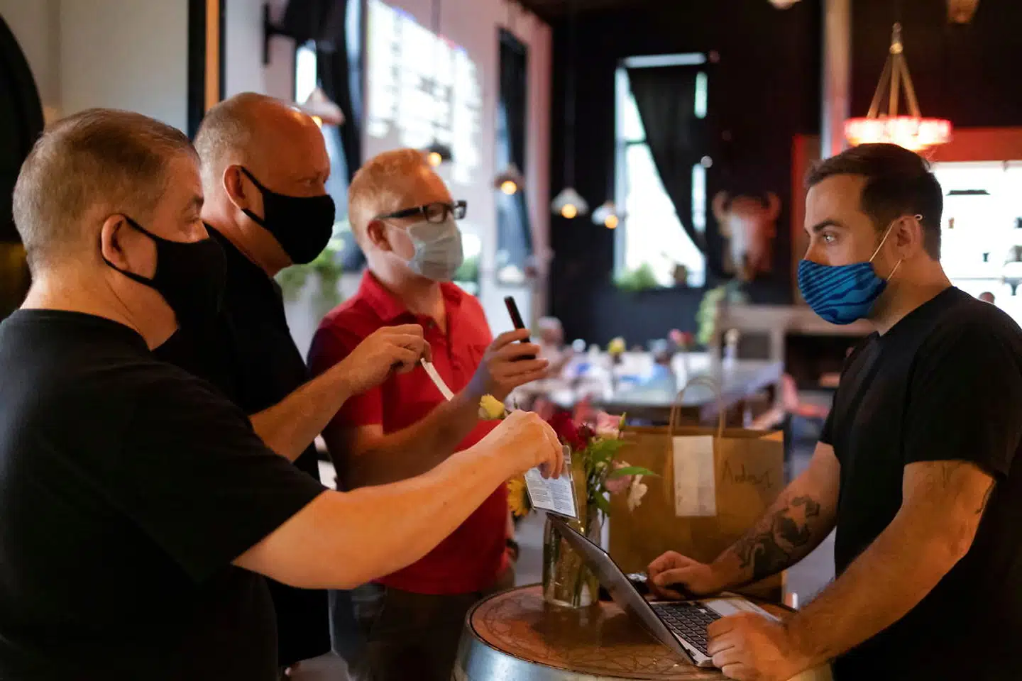 Flere indendørssteder i USA kræver nu bevis på vaccination, før kunderne kan lukkes ind.