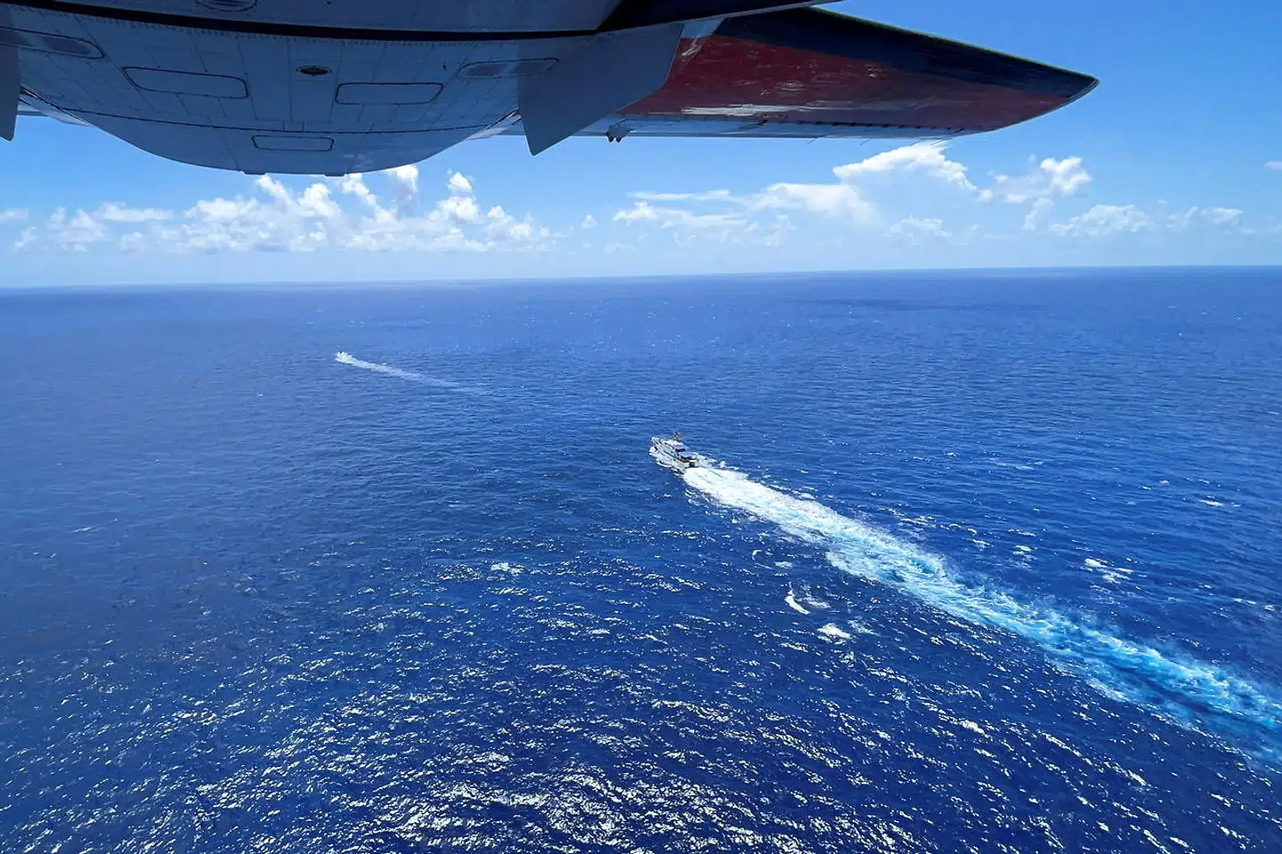 Fartøjer fra den amerikanske kystvagt ses fra luften under en patruljemission i Floridastrædet i midten af juli.