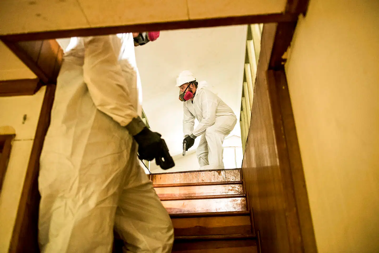 Her er konsekvensen af den amerikanske opioidepidemi: To af epidemiens skraldemænd, Tyler Lucus og Tyler Cox, bevæbnede og iklædt beskyttelsesdragter, undersøger et junkiehus, inden de begynder at afgifte det. Epidemien har kostet tusindvis af liv i USA, og et af de præparater, der har spillet en central rolle, bliver også mere og mere udbredt i Danmark.