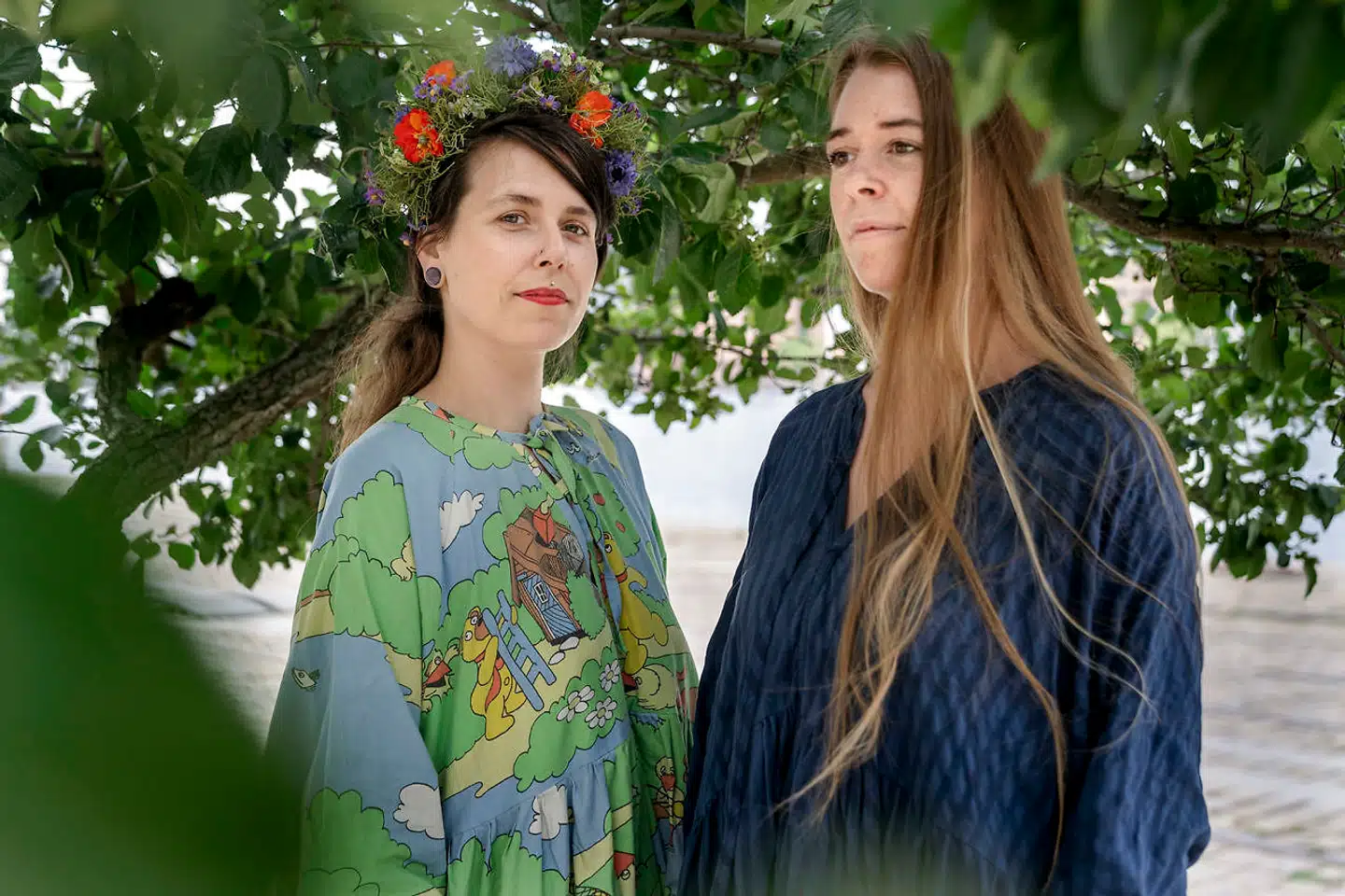 Ejerne af butikken Genfødt, Maya Holm Petersen (blå) og Bella Celine Dupont, syr genbrugstøj sammen og sælger det gennem Instagram.