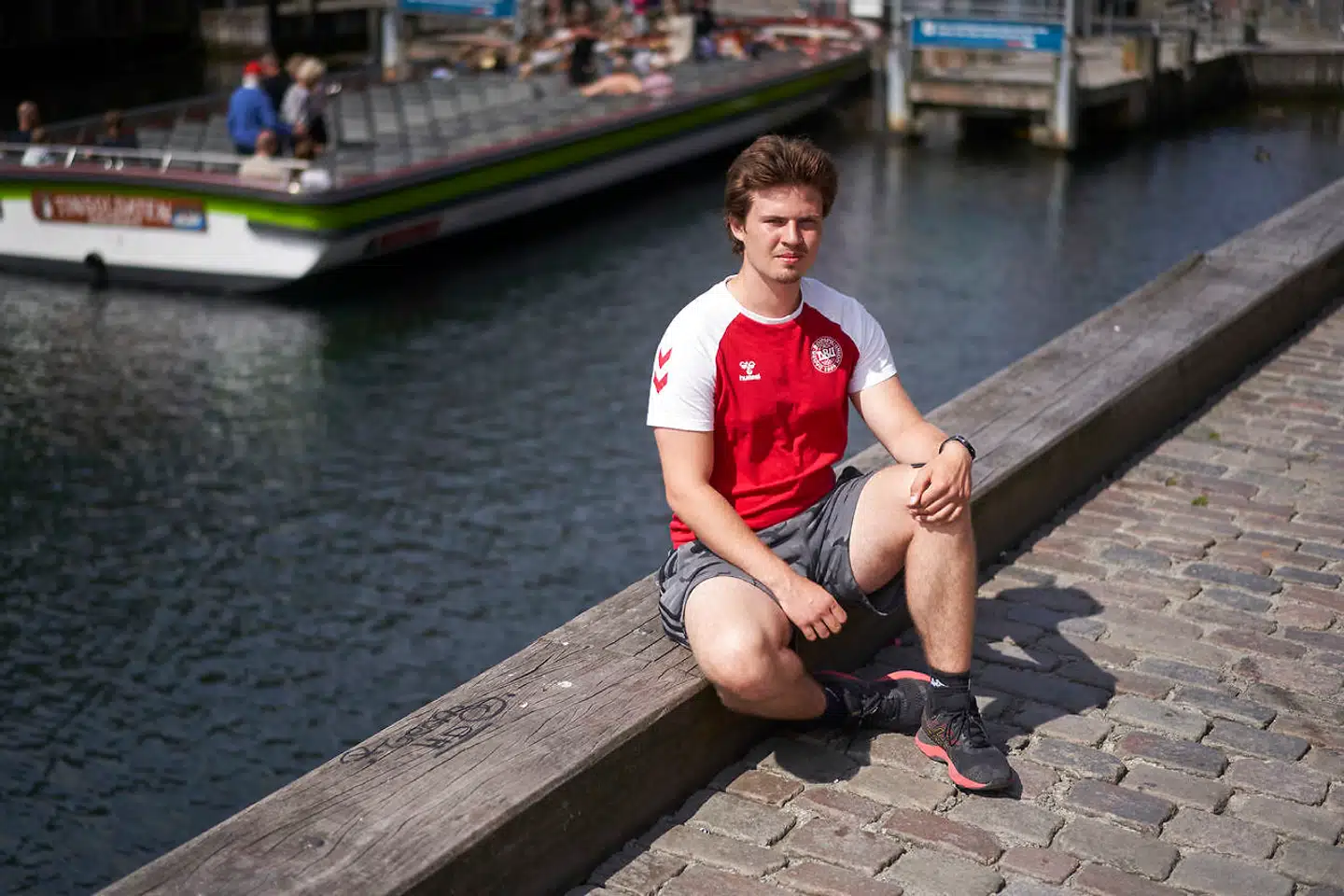 Henrik Nørr på Nyhavns bolværk, hvor han en dag i oktober 2020 hoppede i vandet for at redde en pige. En sindsforvirret mand havde grebet hende og sprunget i vandet med hende i armene.