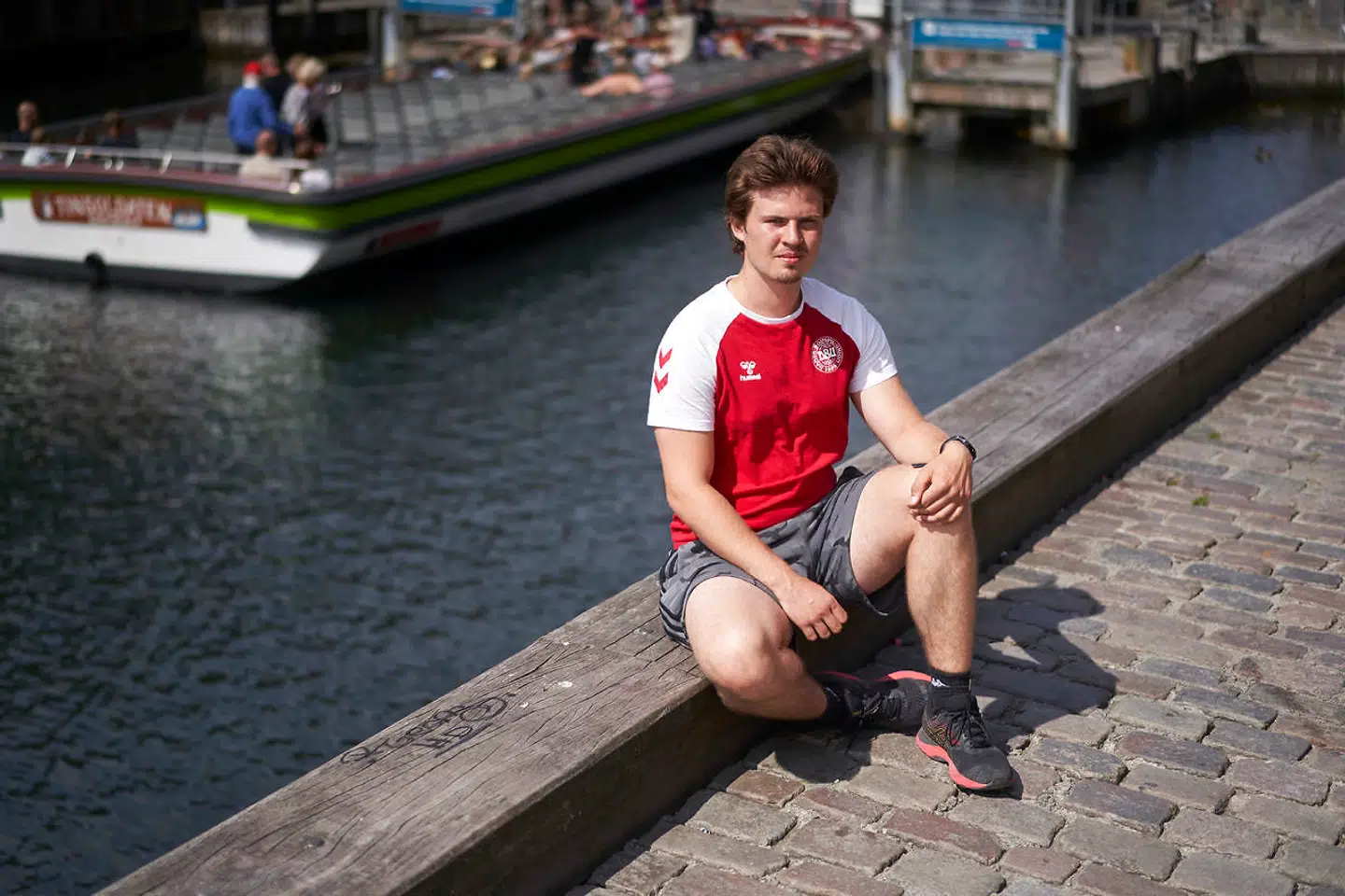 Henrik Nørr på Nyhavns bolværk, hvor han en dag i oktober 2020 hoppede i vandet for at redde en pige. En sindsforvirret mand havde grebet hende og sprunget i vandet med hende i armene.