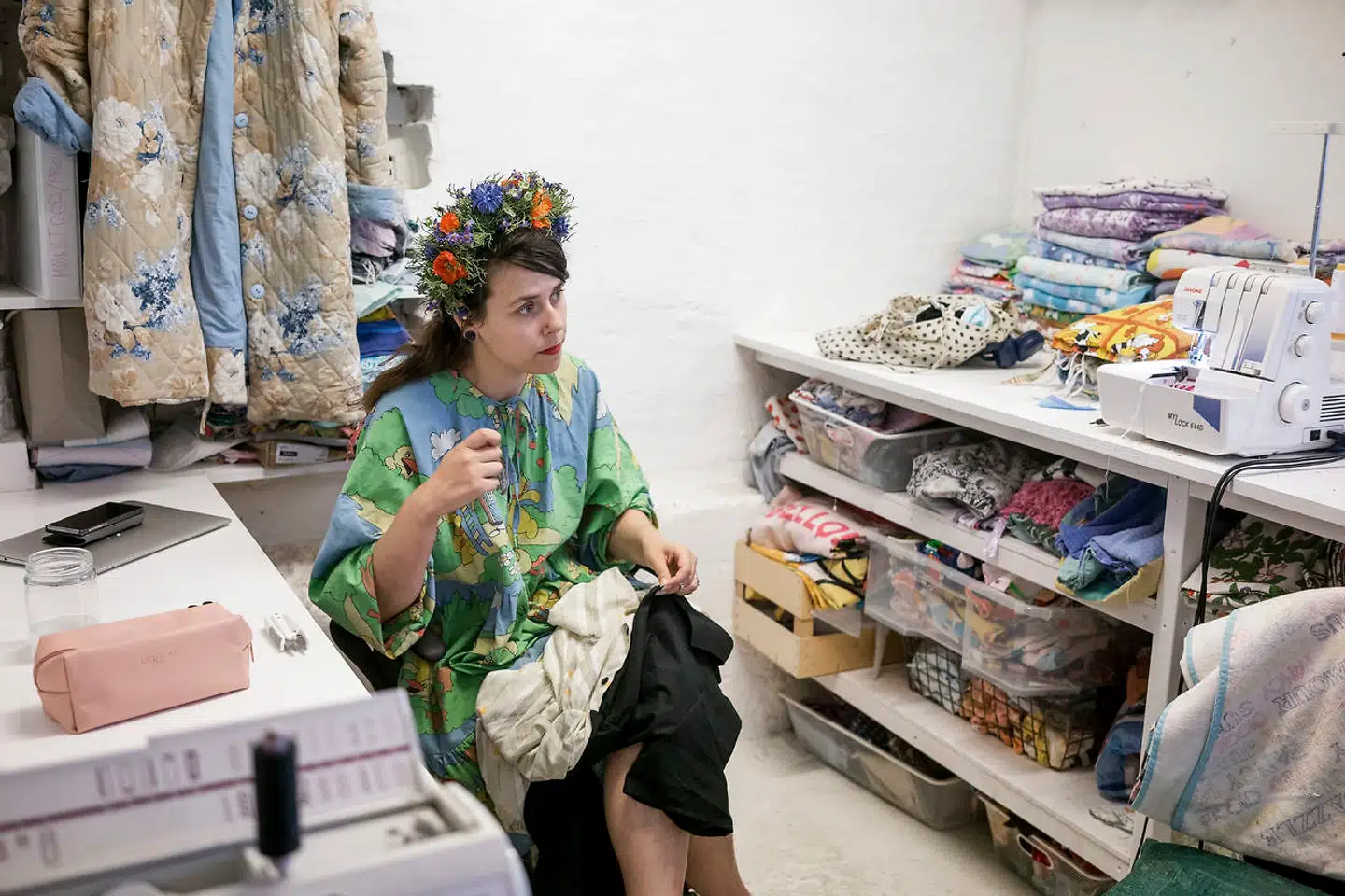 Bella Dupont har samlet på gammelt sengetøj i mange år. Nu har hun gjort det til sin levevej at sy det om til finurligt tøj, så det kan få nyt liv.