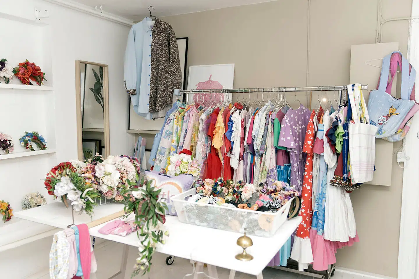 I Genfødts fysiske butik på Gunløgsgade bugner det med farverige kjoler, quiltede jakker og blomsterkranse. Alt sammen lavet af materialer fundet i genbrugsbutikker.