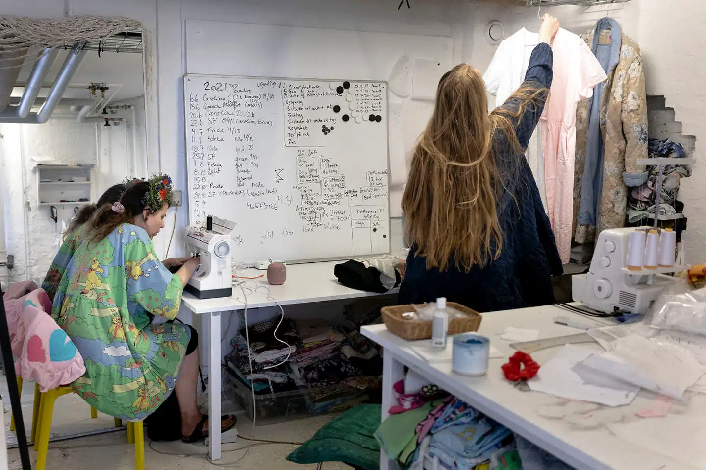 Maya Holm Petersen og Bella Dupont er udover at være tekstilformidlere også ansigtsmalere. De har forsøgt at få den legende tilgang fra ansigtsmaling med ind i deres univers og produktion.