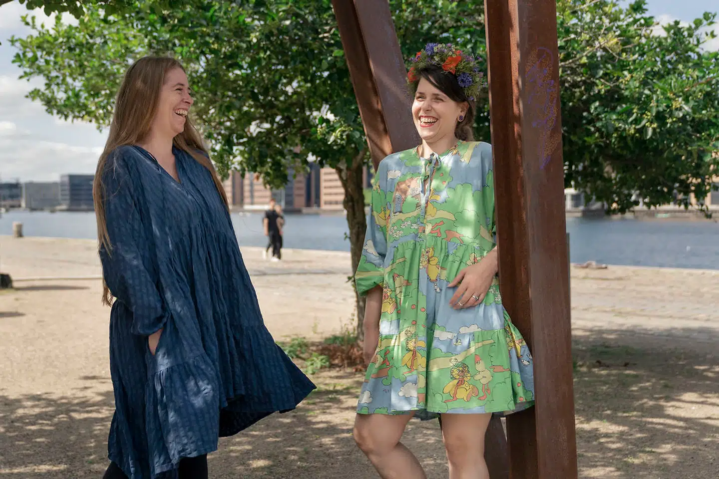 Maya Holm Petersen og Bella Dupont lader sig ikke slå ud af, at tøjbranchen kan være svær at blive rig i. Det er nemlig ikke det, det handler om.