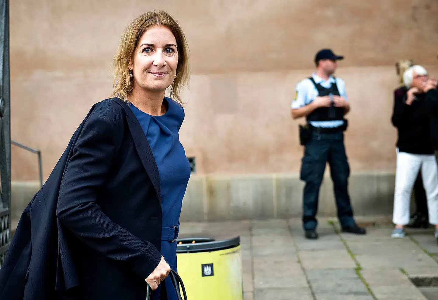 Forsvarsadvokat Mette Grith Stage driver Stage Advokatfirma og har ført flere medieomtalte straffesager. Nu langer hun ud efter en lovgivning, der i øjeblikket har store konsekvenser for tre familier fra Blågården ved Blågårds Plads på Nørrebro.