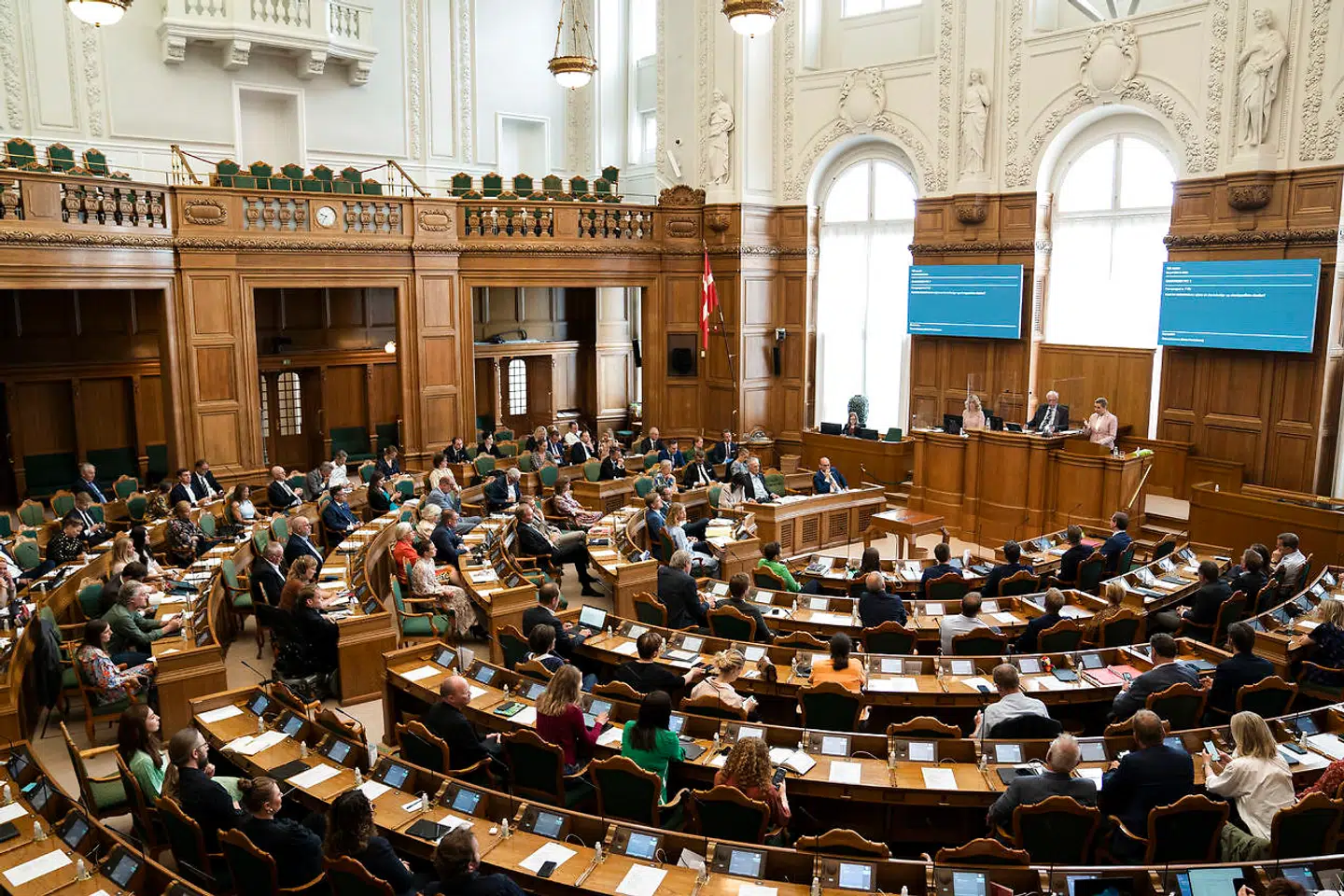 »Historien mangler ikke eksempler på den velsignede virkning af, at pengekasser smækkes i og politikere holder fingrene væk (...) Sjældent er det gået mere fremad i Danmark end netop i den periode, hvor borgerne selv måtte tage affære i foreningerne, bevægelserne og de frivillige fællesskaber,« skriver Bertel Haarder.