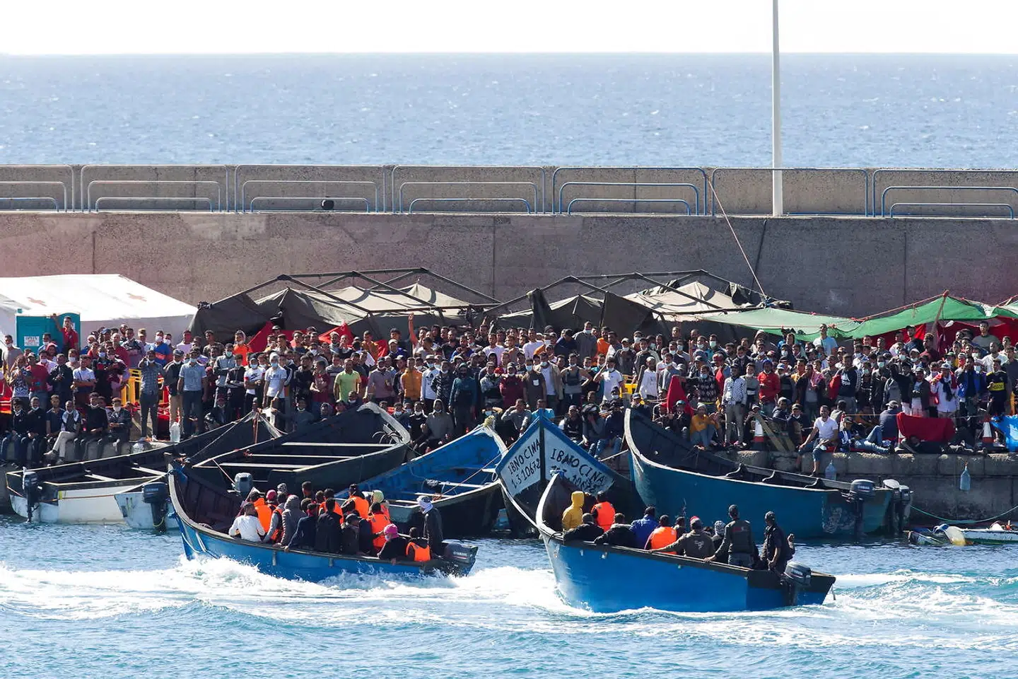 Yderligere to både fyldt til randen ankommer til havnebyen Arguineguin på Gran Canaria under sidste efterårs migrantkrise på den spanske øgruppe. Hovedparten af de ankomne var fra Marokko, men det nordafrikanske land stillede ublu krav for at tage dem tilbage.