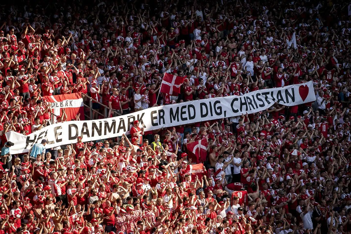 »Christian Eriksen faldt om, og alt imens han svævede mellem liv og død, blev alle vores forskelle med et visket ud. Der var ikke noget »os« og »dem«. I det øjeblik, vi fik at vide, at Eriksen var i live, blev vi igen til ét folk, og Dannebrog blev igen et symbol på sammenhold, håb og fællesskab,« skriver Cille Hald Egholm.