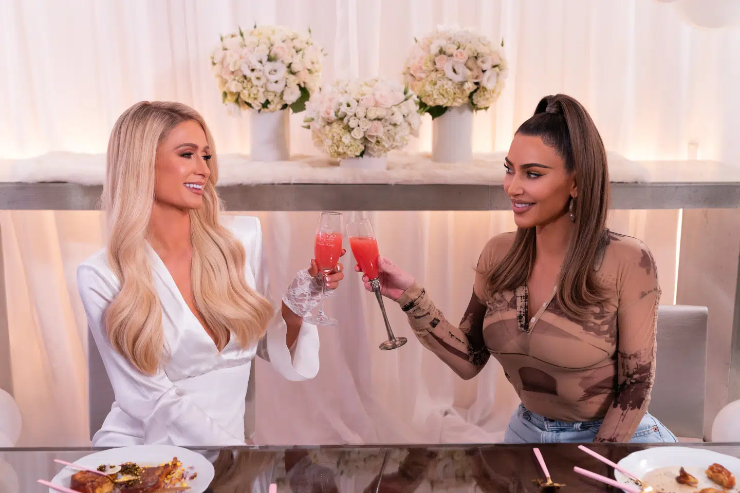 Paris Hilton formår i programmet at få Kim Kardashian til at fremstå om en eftertænksom husmor med begge fødder plantet på jorden. Foto: Netflix