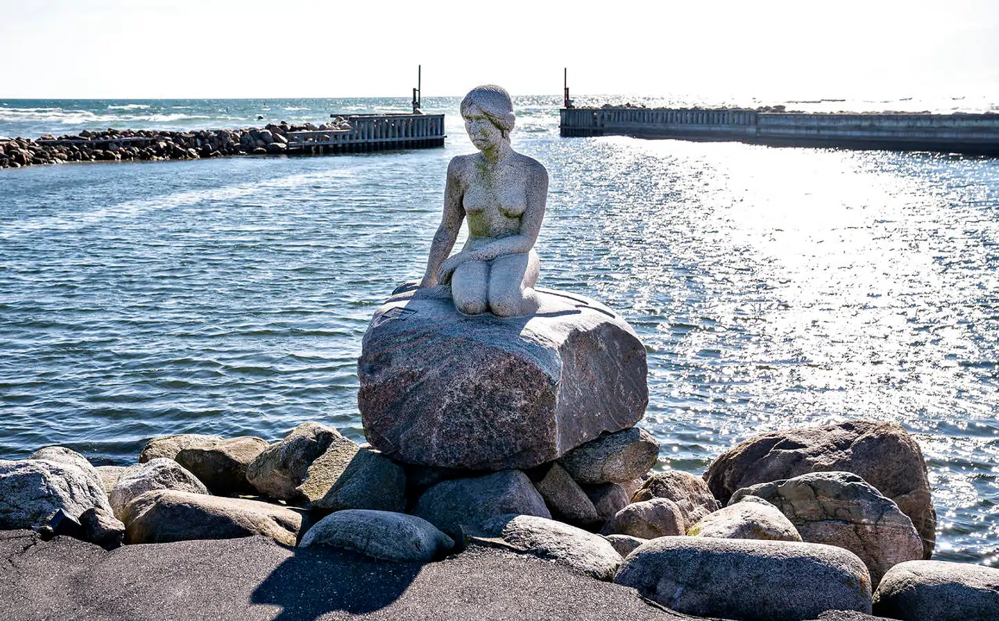 Billedhuggeren Palle Mørk står bag skulpturen »Mod Hjemve«, der befinder sig på Asaa Havn i Brønderslev. Nu kræver arvingerne til Den Lille Havfrue på Langelinie i København, at skulpturen fjernes og destrueres.