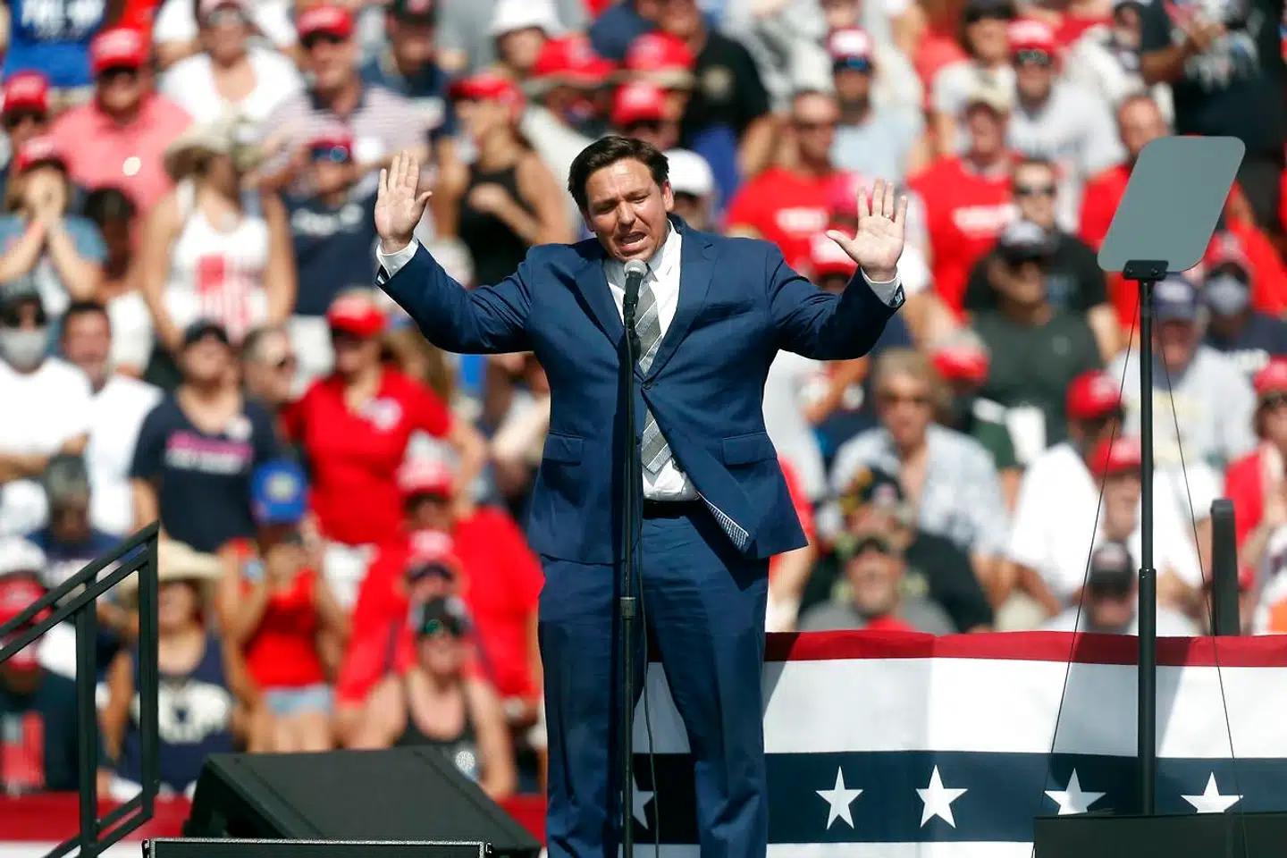 Ron DeSantis er en af Donald Trumps disciple. Hans sætninger er længere end ekspræsidentens, men budskabet er ofte det samme.