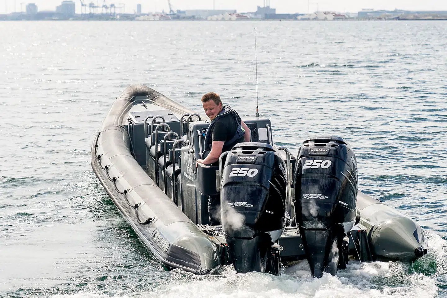 Da Frederik opdagede en kraftig brand på en båd i havnen, trodsede han strålevarmen og brugte resolut sine to 250-hestekræfters motorer til at slukke ilden.