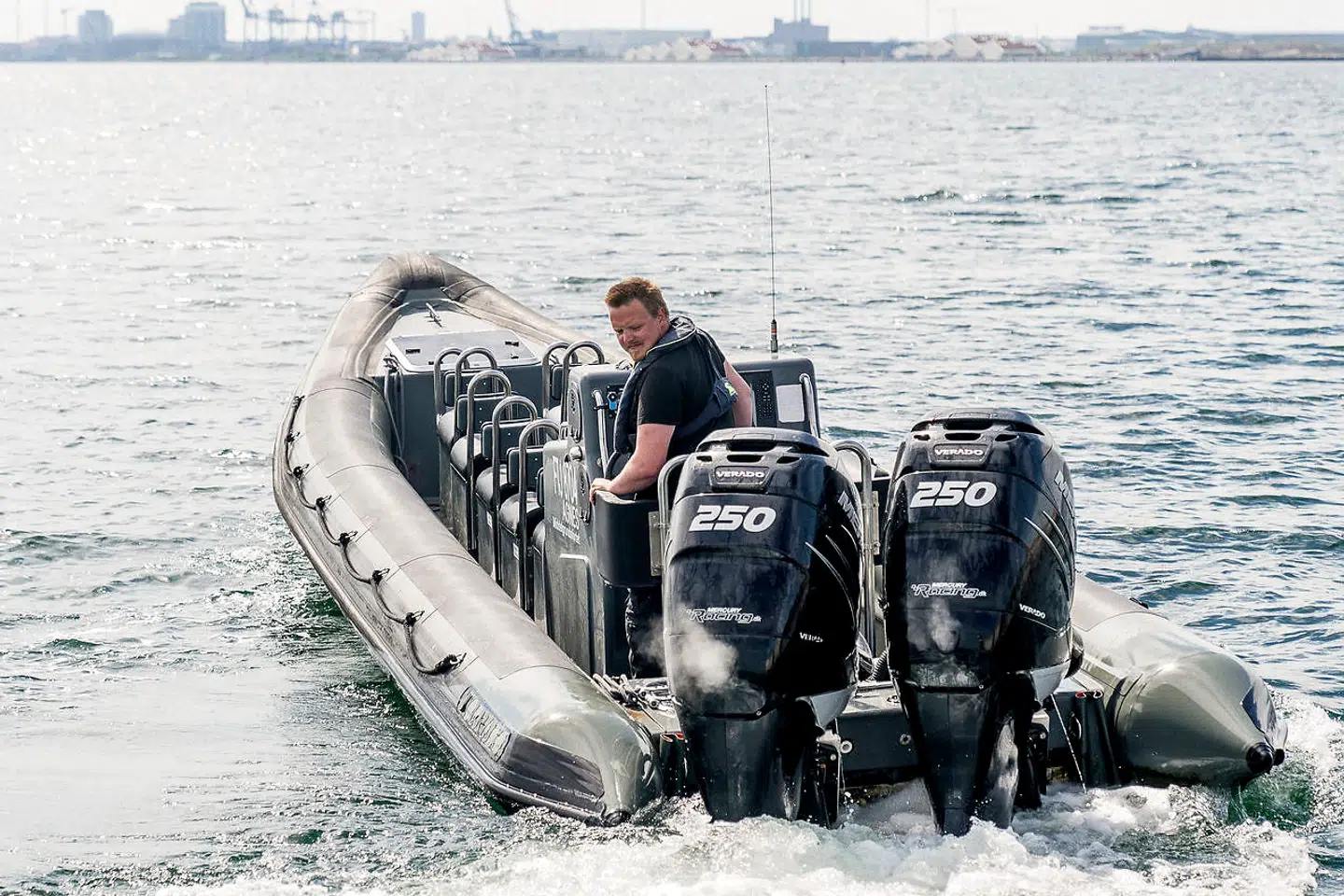 Da Frederik opdagede en kraftig brand på en båd i havnen, trodsede han strålevarmen og brugte resolut sine to 250-hestekræfters motorer til at slukke ilden.