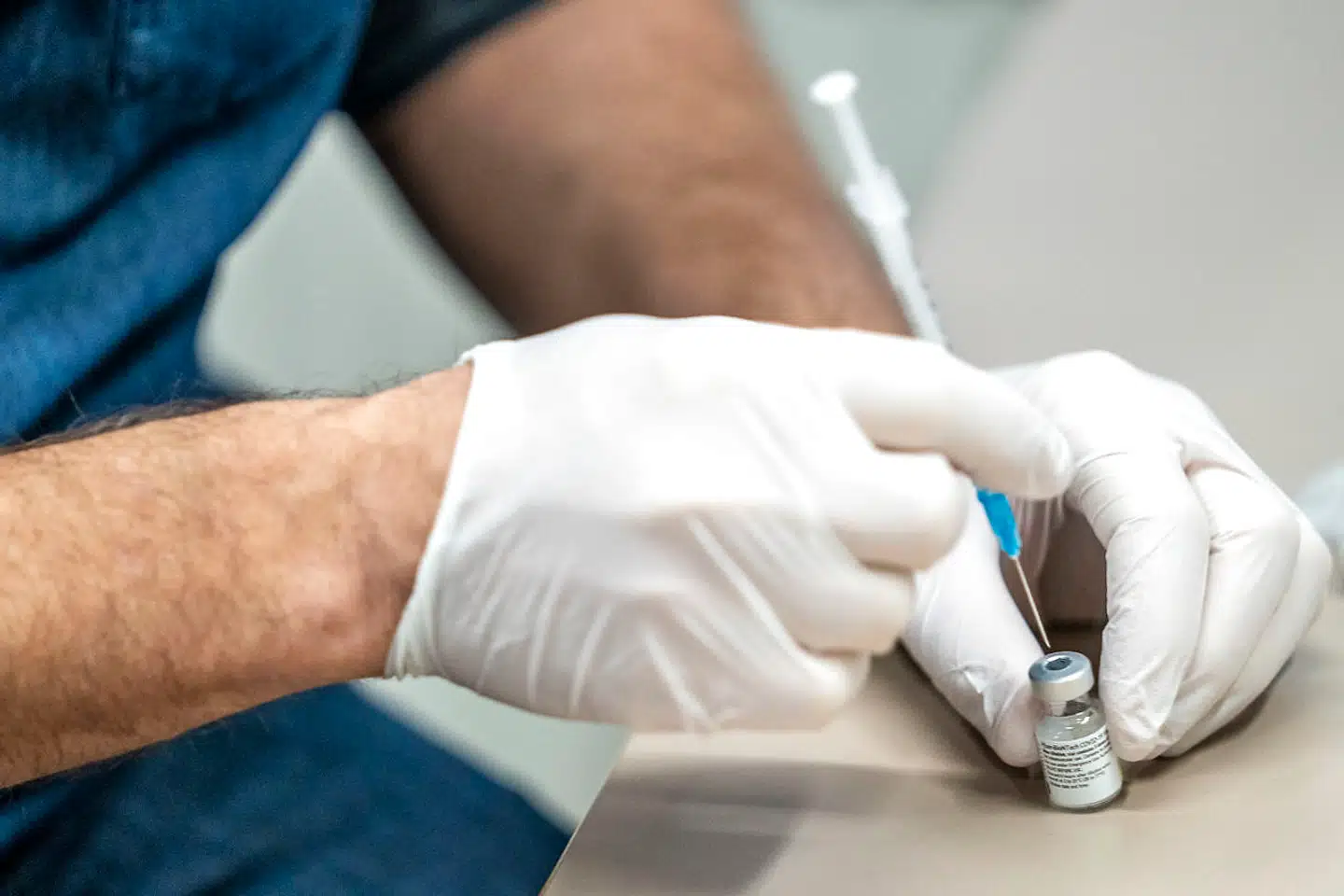 Urfan Ahmed, der er læge i Avedøre og beboer i Ishøj, mener, at manglende tillid til myndighederne kan påvirke tilslutningen til vaccinationsprogrammet i områder på Ydre Nørrebro og i den nordvestlige del af København. »Der er behov for at være særligt opmærksom i disse områder,« siger han.