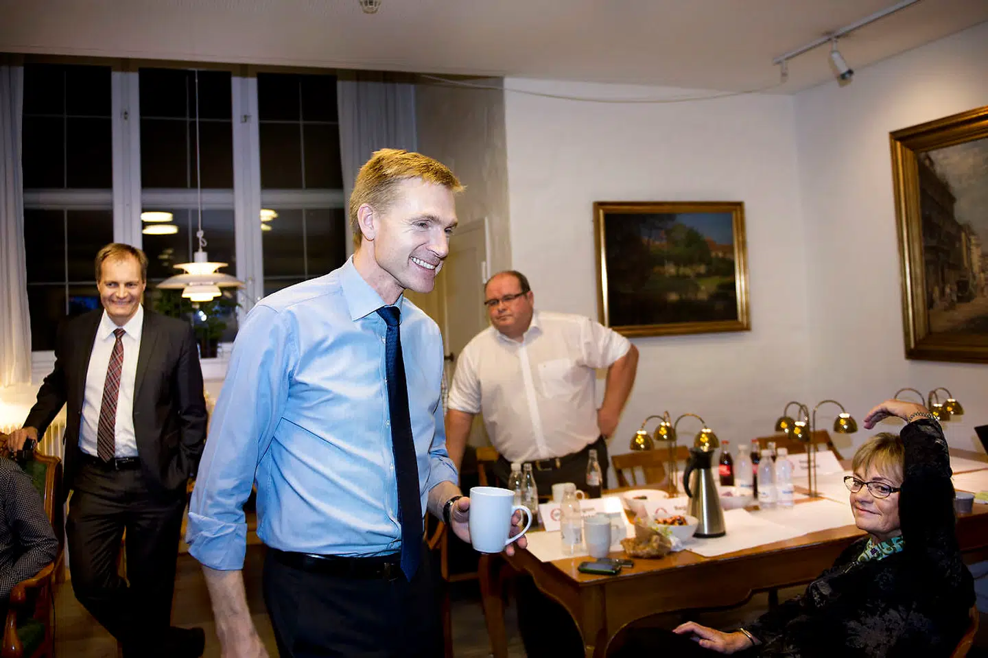 Søren Søndergård, der gennem mange år har været pressechef i Dansk Folkeparti, retter en skarp kritik af tempoet i politik. På billedet her – der er taget i forbindelse med kommunalgvet i 2013 – ses han i baggrunden med hvid skjorte.