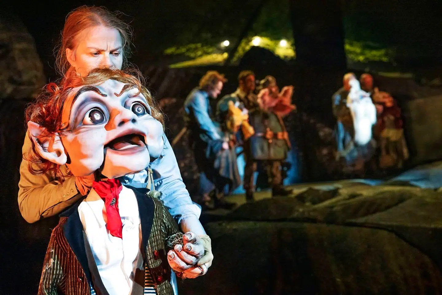 Rollen som Bilbo Sækker deles af Signe Egholm Olsen og en dukke i Det Kongelige Teaters storslagne Tolkien-dramatisering ujnder åben himmel.