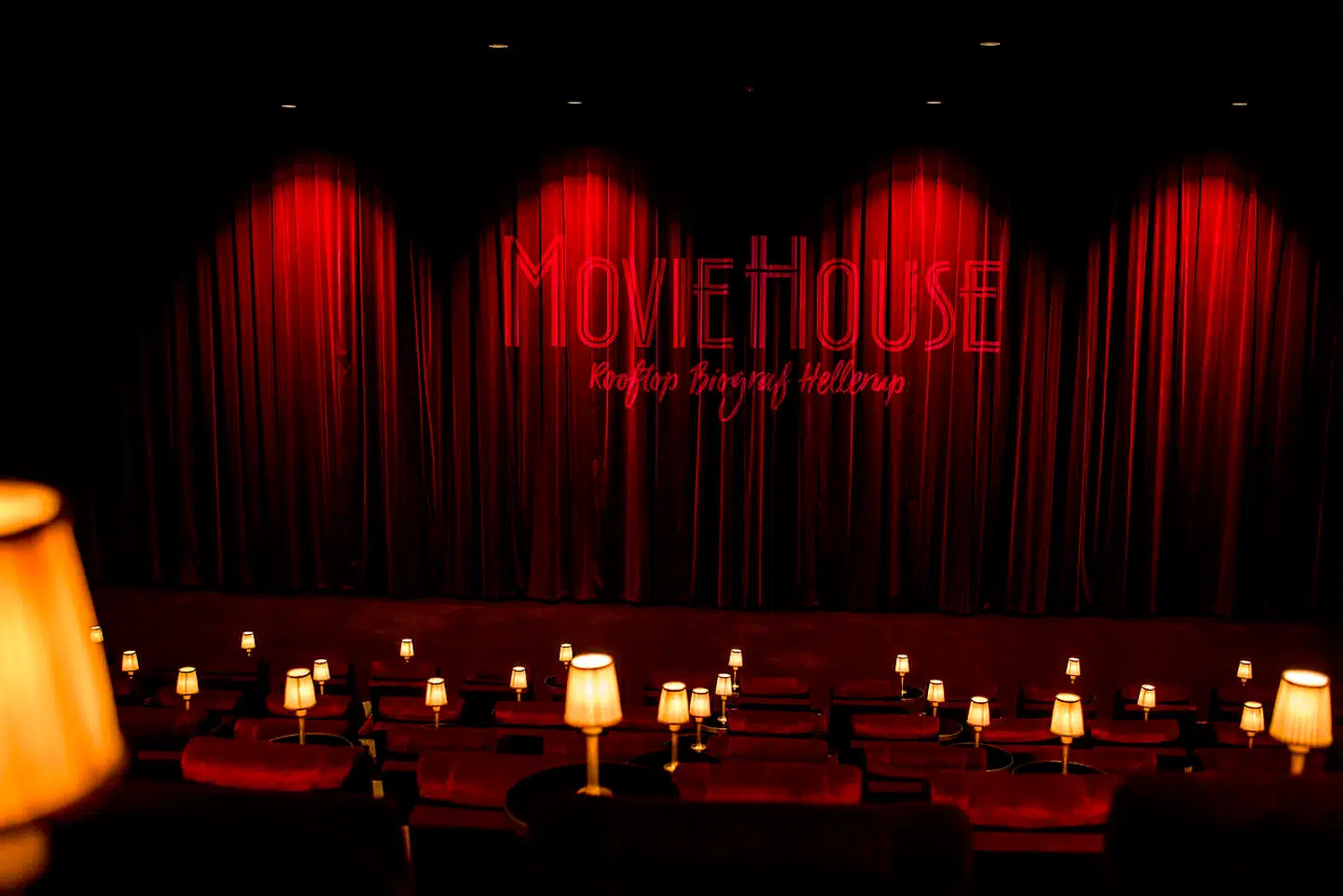Salene i Moviehouse i Hellerup er indrettet med røde velourstole, lampetter og små borde.