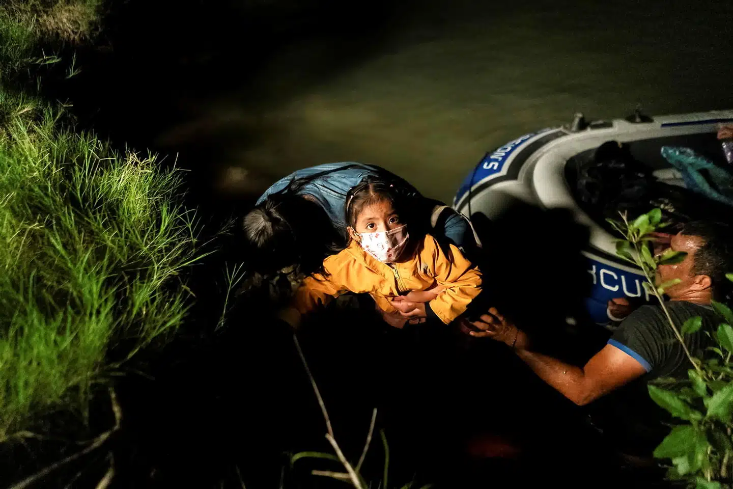 Desperate familier krydser floden Rio Grande for at komme ind i USA fra Mexico.