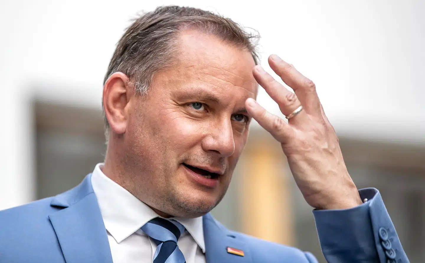 Tino Chrupalla er spidskandidat for det tyske højrenationale parti AfD – og så er han også en malermester, som er kommet galt afsted med at bruge latinske fraser og kører i lidt for fine biler, siger kritikere.