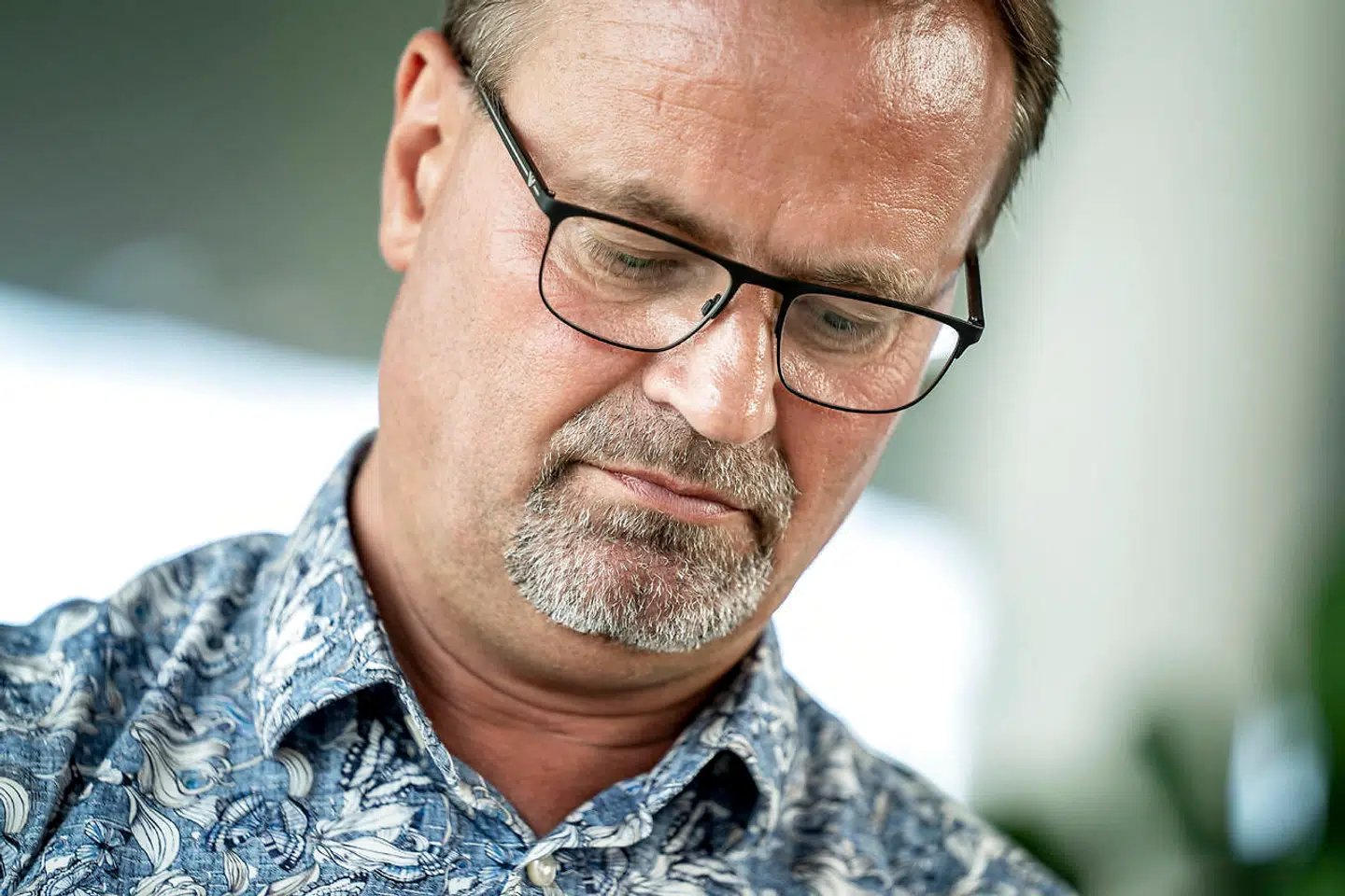 Formanden for Danmarks Lærerforening, Gordon Ørskov Madsen, vil ikke gøre sig klog på, hvad de nye retningslinjer skal gå ud på. Han savner dog retningslinjer, der gør det klart, hvordan skolerne skal håndtere smitteudbrud.