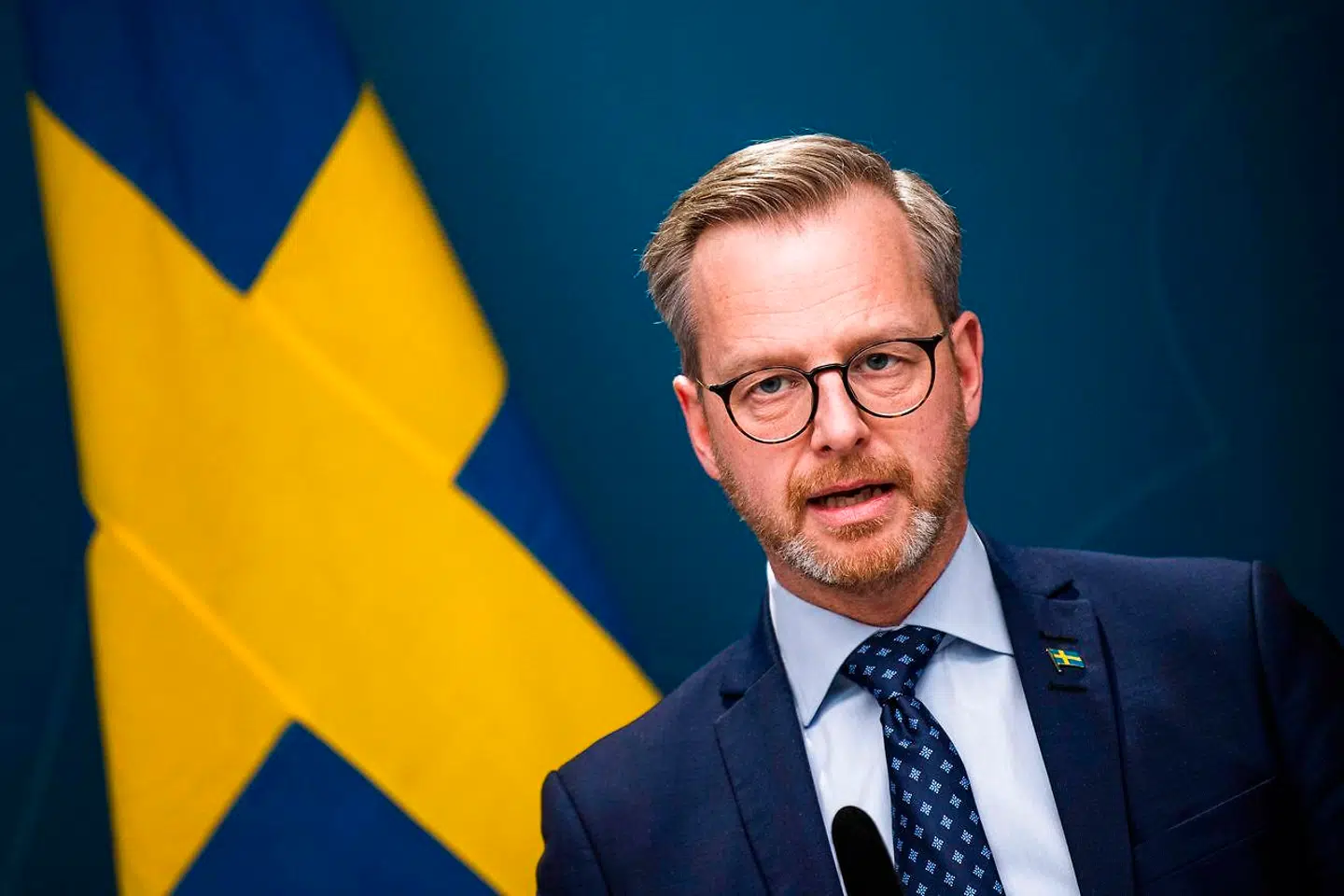 Mikael Damberg (S) er indenrigsminister i Sverige og har ansvaret for bekæmpelsen af banderne i landet. Tidligere i år udtrykte han håb om, at politiets indsats virkede. Men trods en intensiveret indsats, og selvom Sverige er ved at uddanne 10.000 nye politifolk, vurderer eksperter, at bandekriminaliteten fortsat er ude af kontrol flere steder omkring landets store byer.