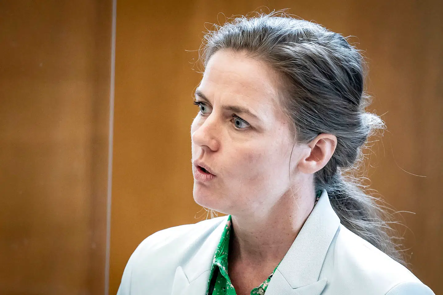 Det er ifølge Ellen Trane Nørby, Venstres børne- og undervisningsordfører, for ringe, at regeringen ikke har sikret, at der er fremlagt nye og opdaterede retningslinjer for, hvordan skoler landet over skal håndtere smitte med covid-19.