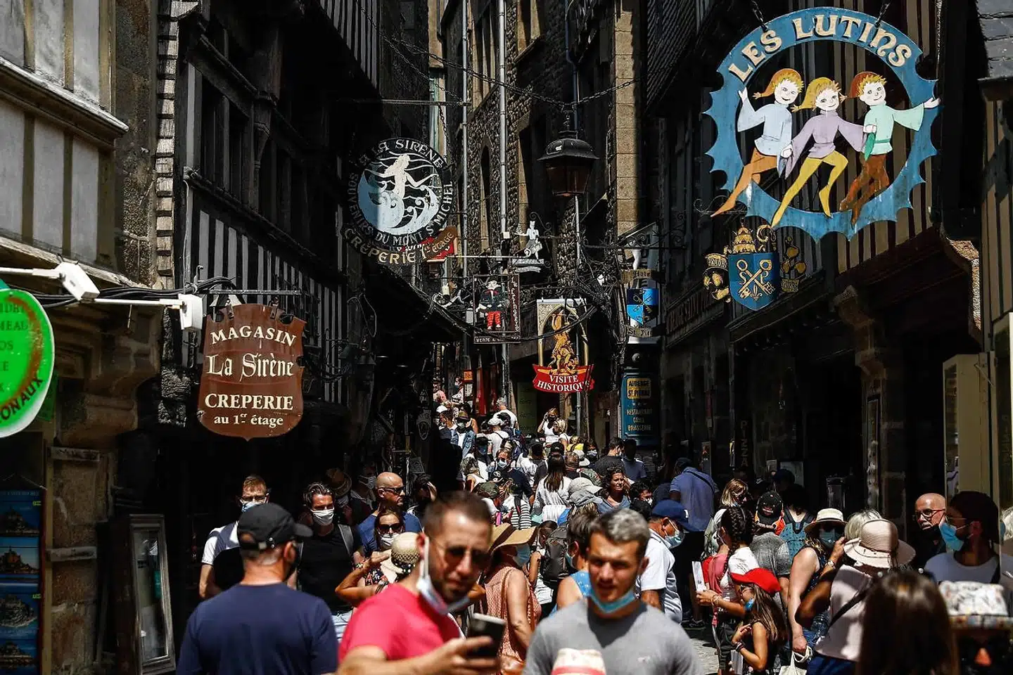 Juli har været mere end fornuftig i det franske sommerland med masser af især indenlandske turister som her i den normanniske klosterby Mont-Saint-Michel.