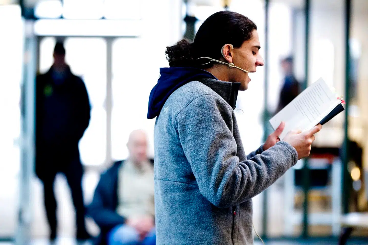 Nu afdøde Yahya Hassan er ifølge Ali Aminali den mest undervurderede kunstner. Den unge digter brød igennem i 2013 med digtsamlingen »Yahya Hassan« og blev almindeligt kendt i Danmark. Særligt da debuten blev fulgt op af optrædener i medierne, hvor han gav udtryk for kontroversielle synspunkter, herunder en kritik af sin egen kulturbaggrund og dens opdragelsesformer.