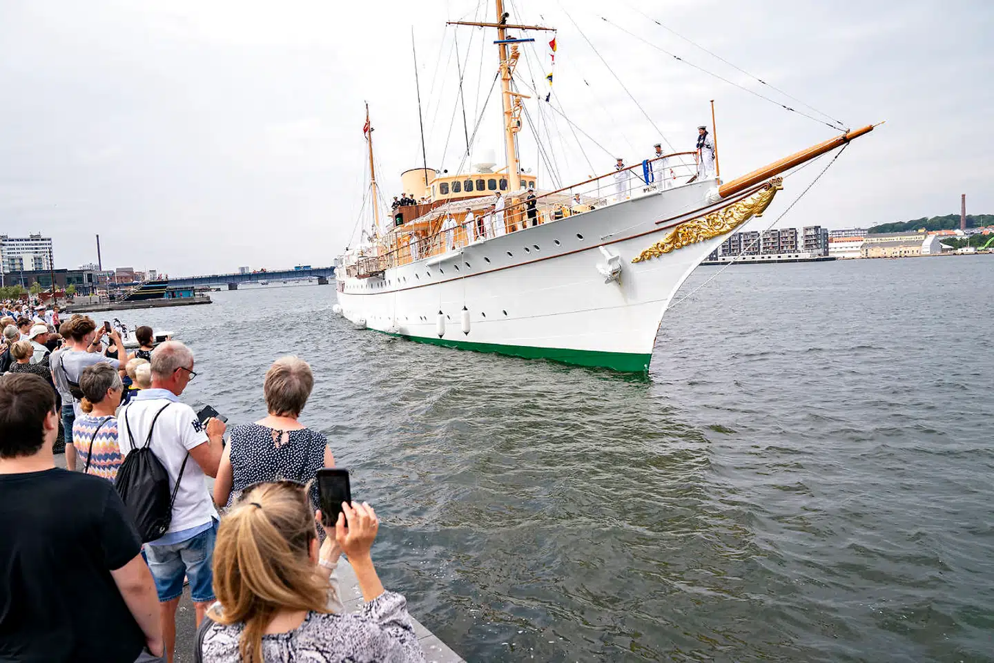 »Kan Dannebrog stadig sejle på betryggende vis, når det passerer de 100 år?« skriver Nikolaj Bøgh om Kongeskibet Dannebrog, her i Aalborg 26. juli 2021.