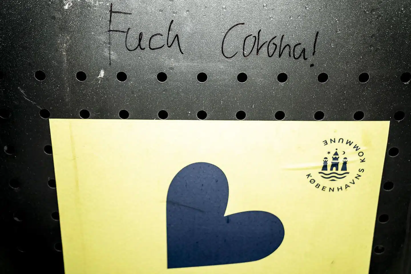 »Brugen af engelsk er med andre ord dovenskab. Danskere gider heller ikke at tale tydeligt. Og så har de kun et adjektiv tilbage: Alt er fantastisk – og så naturligvis ’fuck’,« skriver Hans Hauge om den tiltagende anglicisme i det danske sprog.